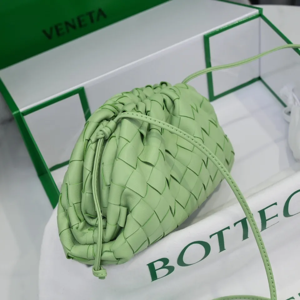 Batch 1260 large grid weaving The pouch cloud bag is the first series designed by former Celine designer Daniel Lee after joining BV. The upper body is extremely ecstatic ~ fashionable and classy ~ elegant and concise, lazy and intellectual size: 23*13*8 [Little Cloud Rough Weave#]